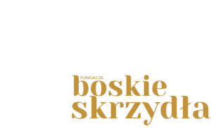 Przytulne wnętrze domu fundacji Boskie Skrzydła z charakterystycznym logo i skrzydłami, symbolizujące wsparcie i opiekę nad potrzebującymi.